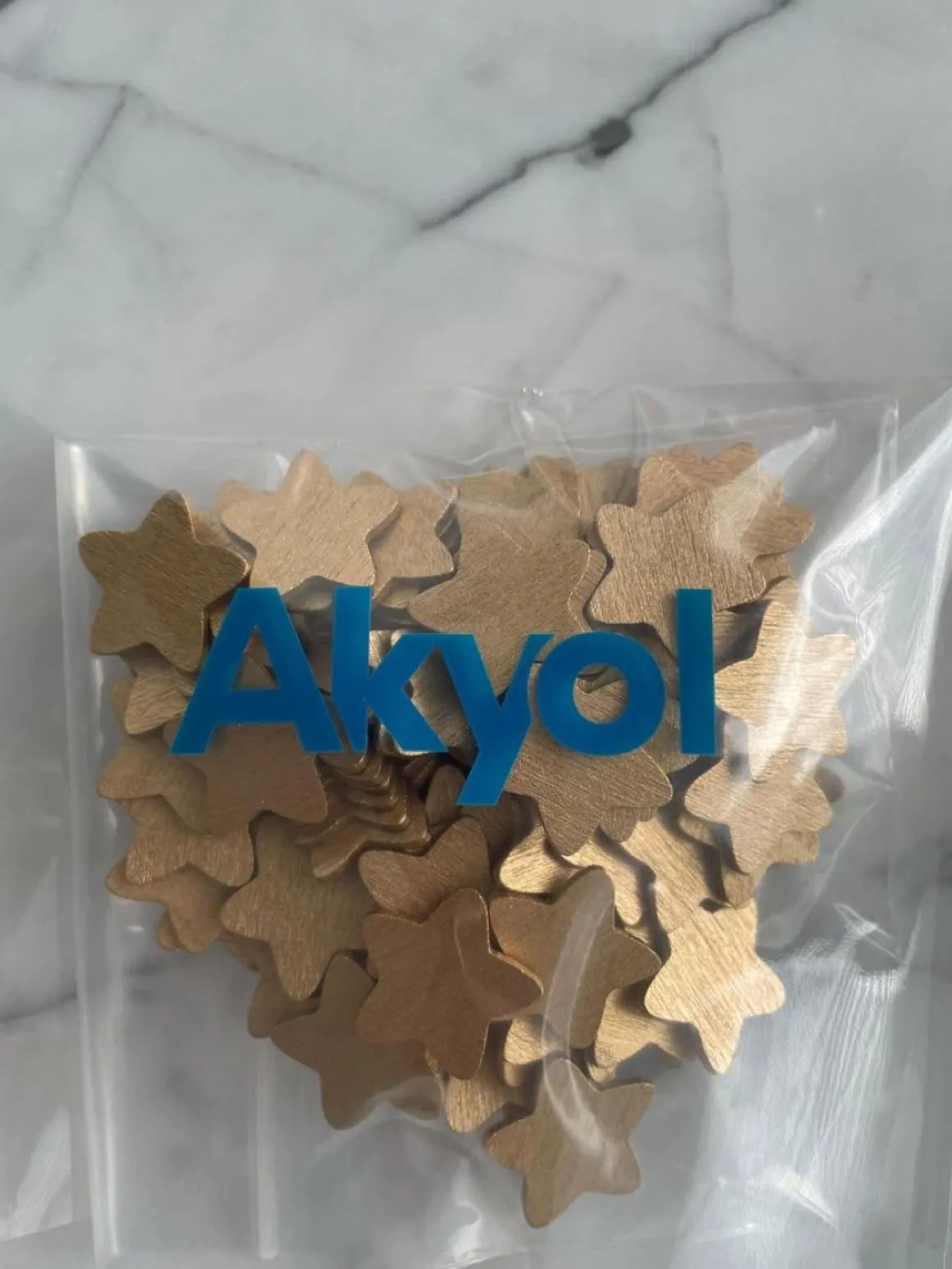 Akyol - Kerstversiering - Kerstster - Gouden Sterren - Goud- Versiering - Sterren - 50 Stuks - Feestdagen - Decoratie - Kerstversiering - Kerst Decoratie - Tafel Decoratie Kerst - Kerst Shop