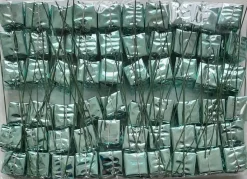 Merkloos Bijstekers –Turquoise Kleurig Kadootje Op Ijzerdraad -Kerststukje Maken–Decoratie-Feestartikel- 60 Stuks – 2.5 X 2.5 Cm – Bij-002 Clearance