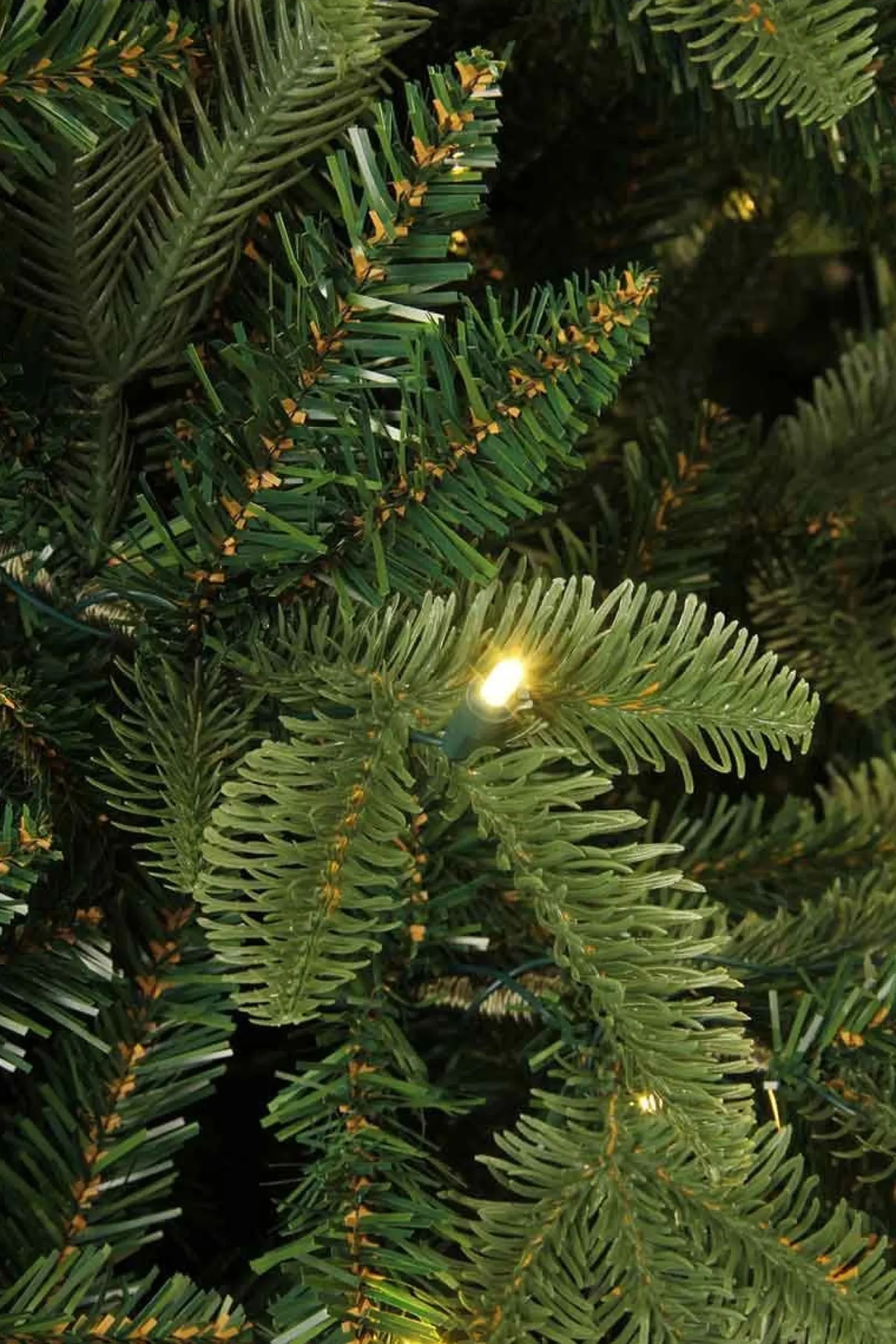Black Box Kunstkerstbomen^ Bolton Kerstboom Met Warmwit Led Groen 320 Lampjes Tips 2980 Maat In Cm: 230 X 145 - Groen