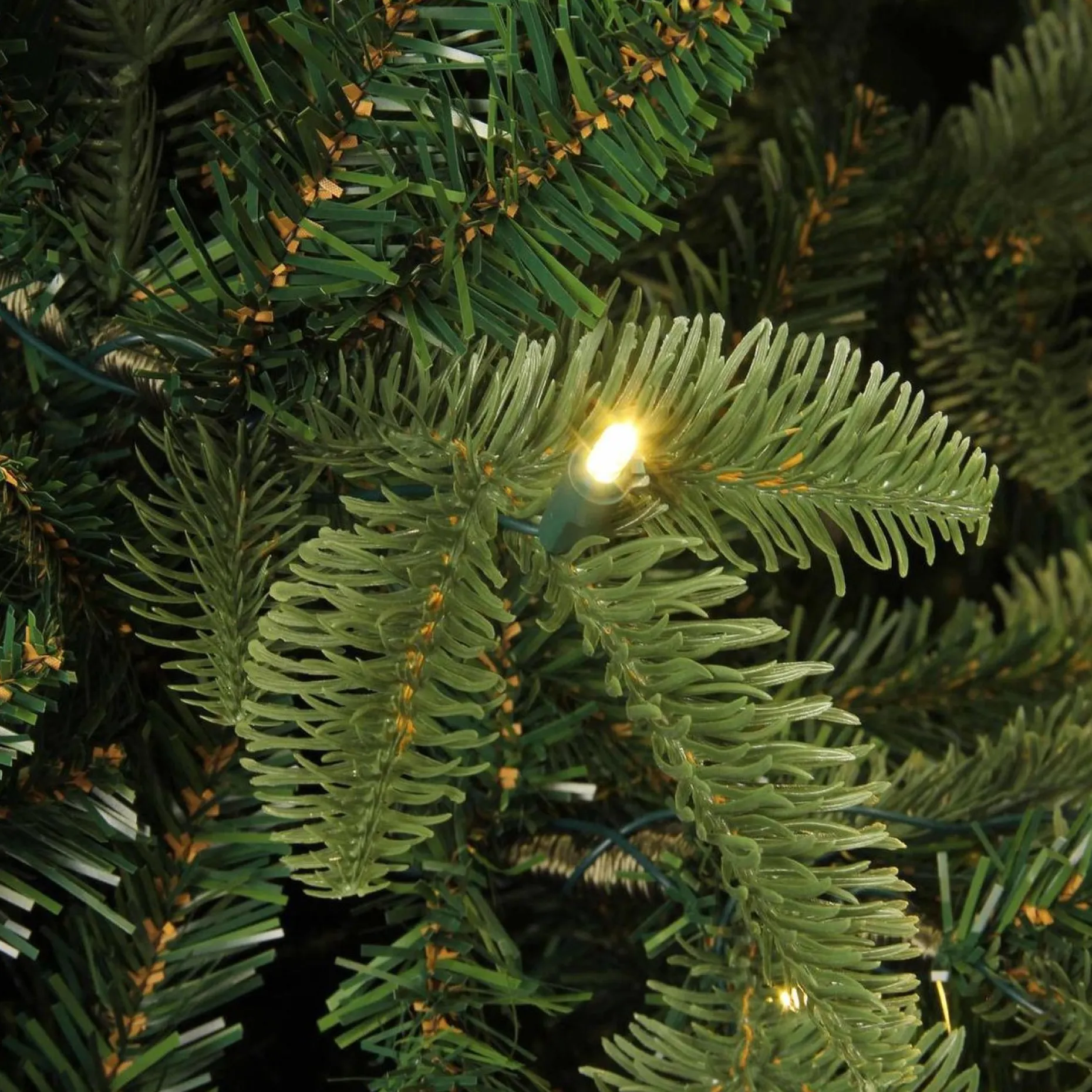 Black Box Kunstkerstbomen^ Bolton Kerstboom Met Warmwit Led Groen 320 Lampjes Tips 2980 Maat In Cm: 230 X 145 - Groen