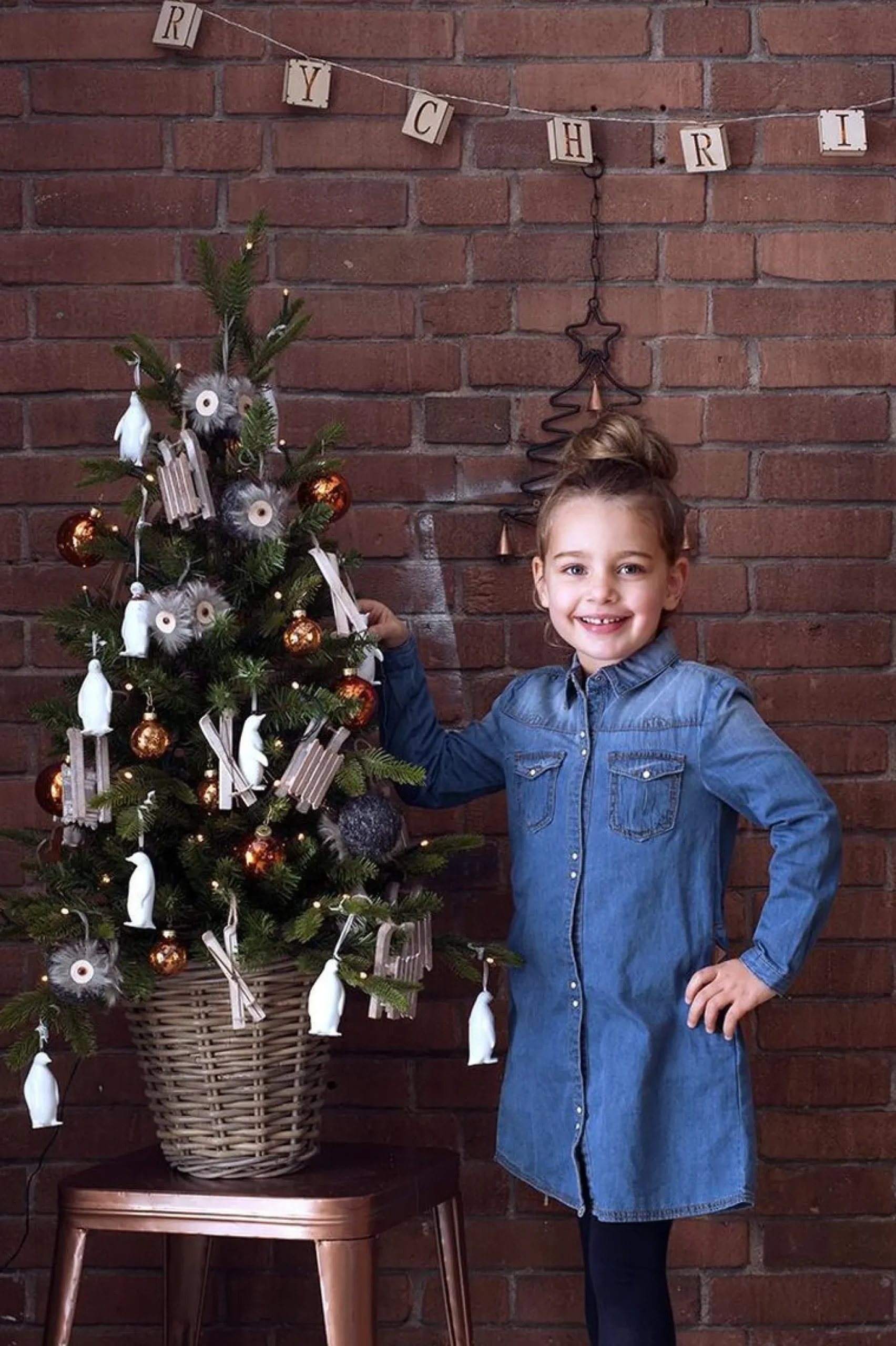 Black Box Kunstkerstbomen^ Trees - Lawson Kerstboom Met Burlap Led Werkt Op Batterijen Groen 40L Tips 102 - H90Xd48Cm - Kerstbomen