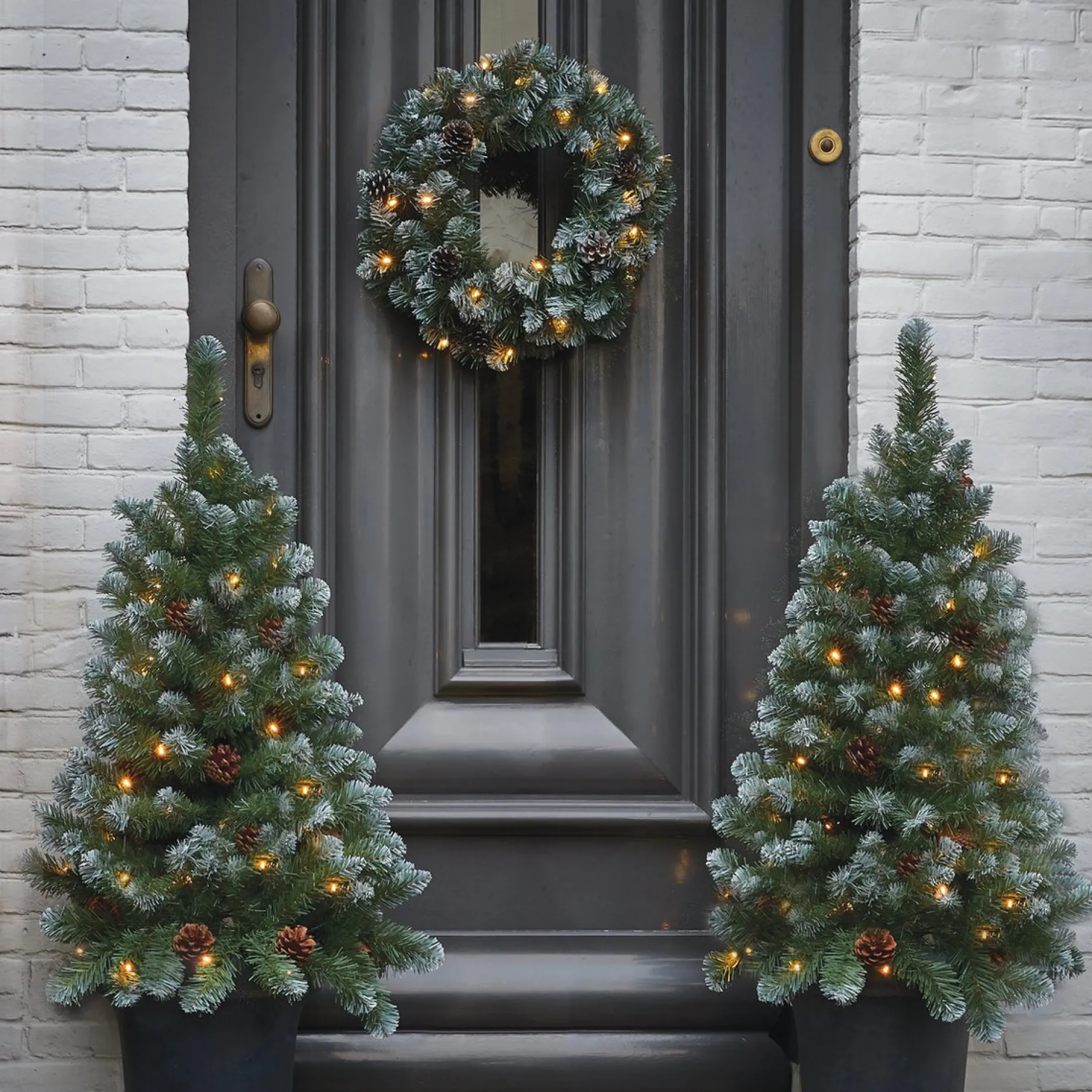 Black Box Kunstkerstbomen^ Trees Norton Set Van 2 Kunstkerstbomen En 1 Kerstkrans Met Led Verlichting Frosted