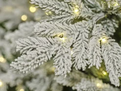 Everlands Kunstkerstbomen^ Grandis Fir Prelit Snowy Groen - Kerstboom - O152Xh210 Cm 550 Led