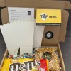 Kadoosje Kerstpakketten^Filmpakket - Pathe Thuis - Cadeaupakket Met Film Voucher - Popcorn Met 2 Mini Popcornbakken En Recept - Brievenbus