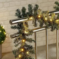 ChristmasGoodz Guirlande Met Verlichting - Guirlande - Kerstguirlande - Kertversiering - Kerst - 2.7 Meter - 35 Lampjes - Netstroom Best