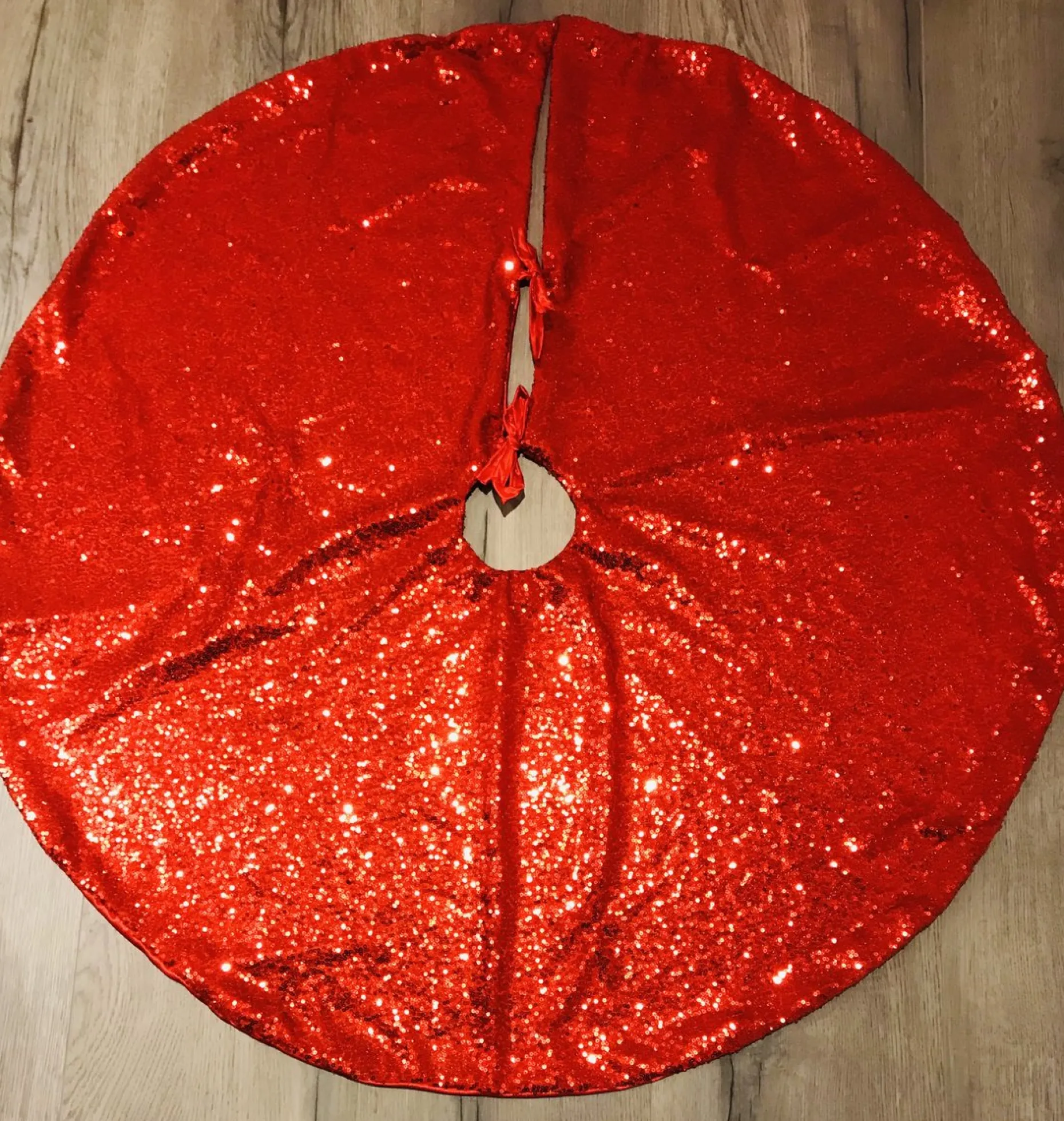 Gustiana Kerstboomstandaarden^® Kerstboomrok - Kerstboomkleed - Kerstcadeau - Met Rode Pailletten O100 Cm