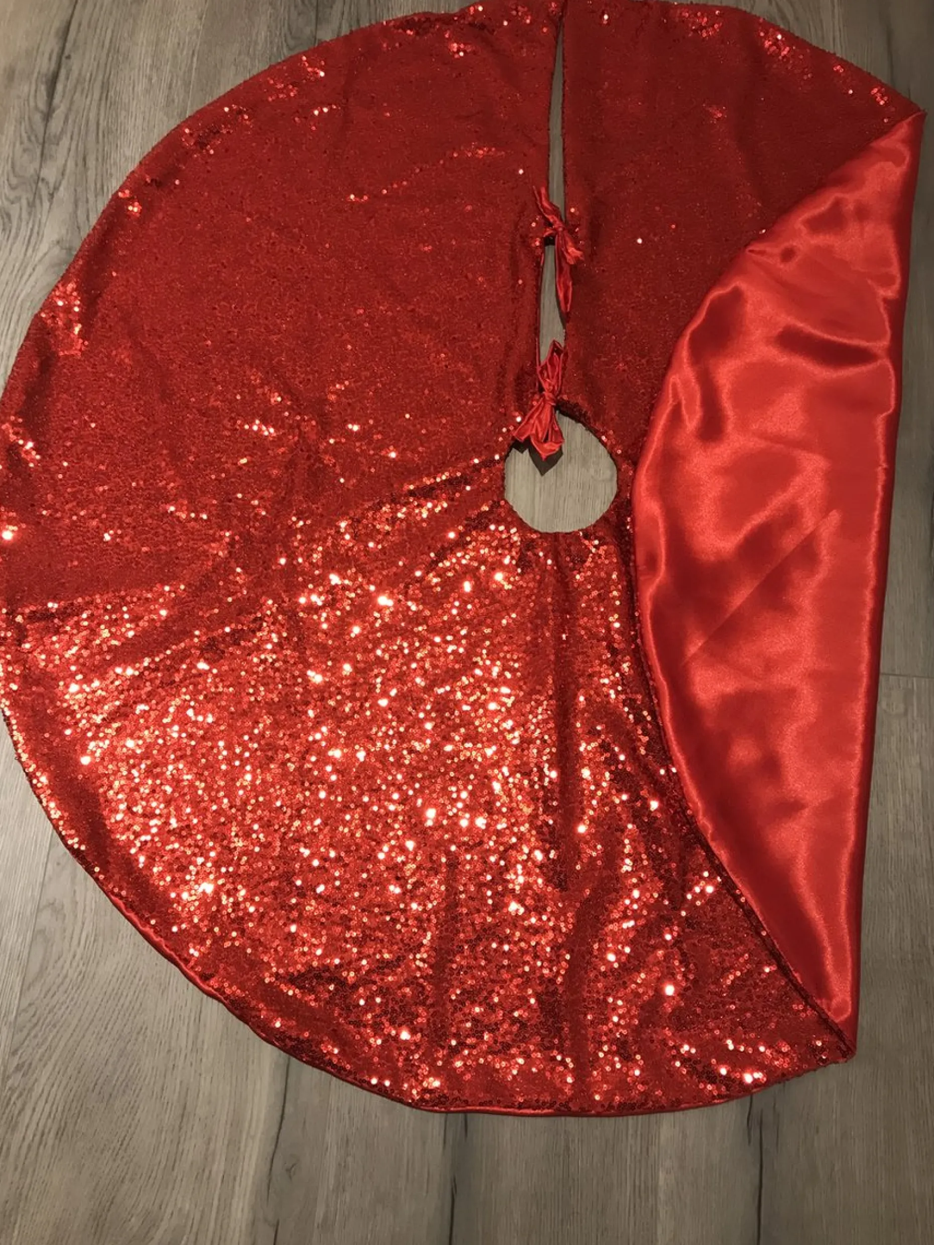 Gustiana Kerstboomstandaarden^® Kerstboomrok - Kerstboomkleed - Kerstcadeau - Met Rode Pailletten O100 Cm