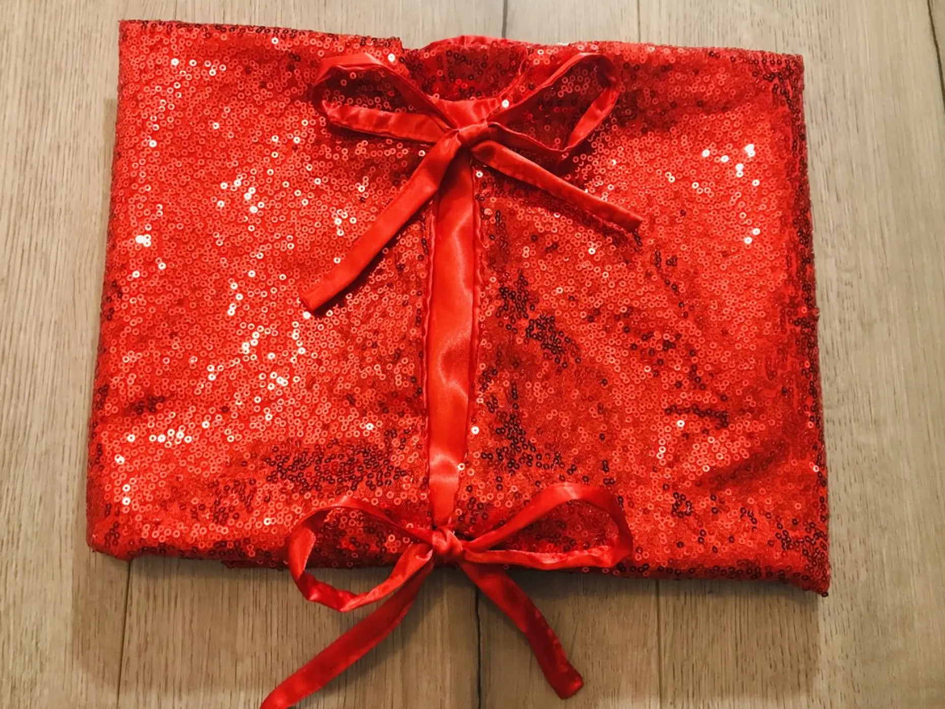 Gustiana Kerstboomstandaarden^® Kerstboomrok - Kerstboomkleed - Kerstcadeau - Met Rode Pailletten O100 Cm