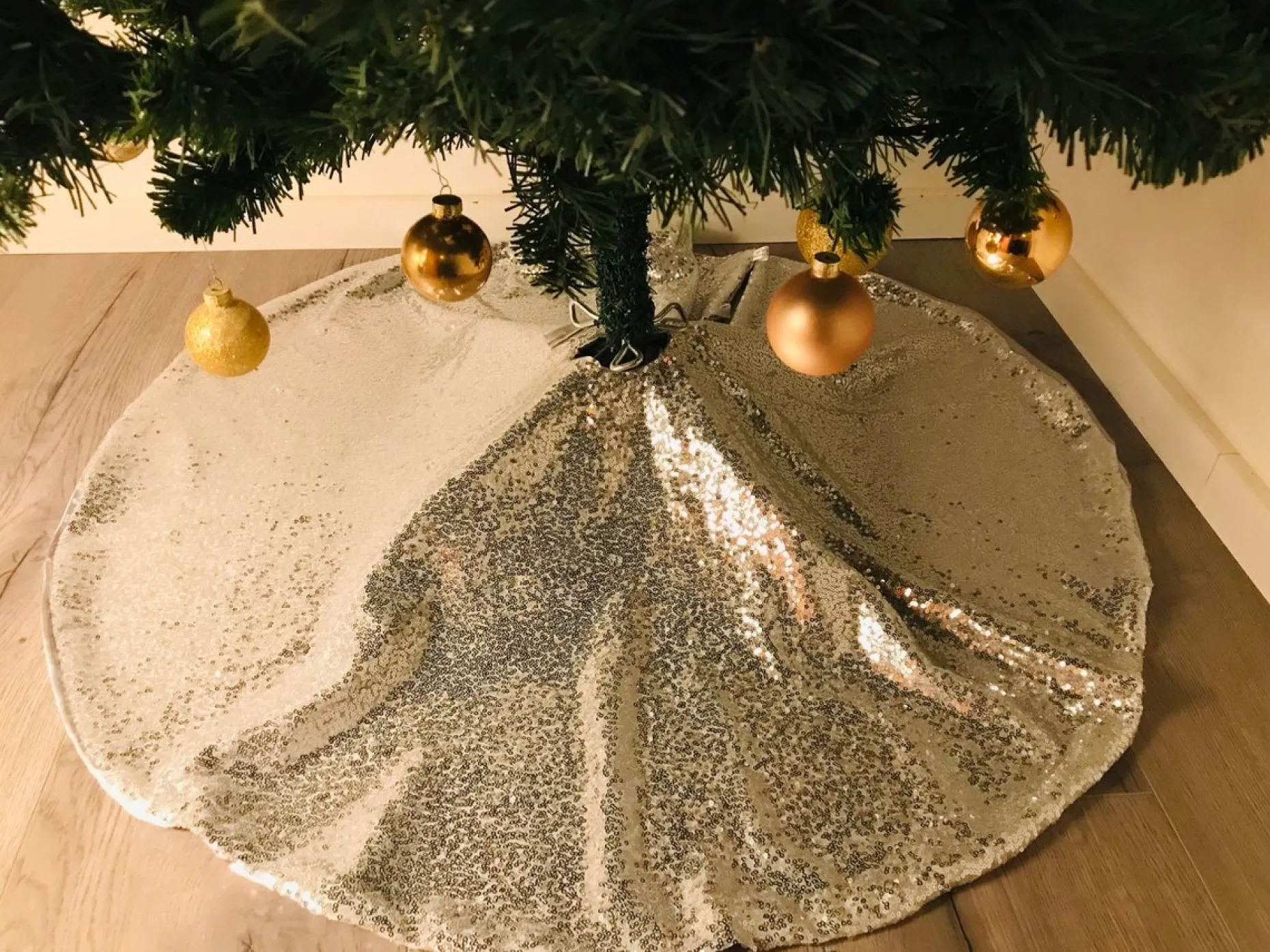 Gustiana Kerstboomstandaarden^® Kerstboomrok - Kerstboomkleed - Met Zilvere Pailletten O120 Cm