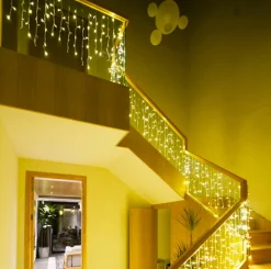 X-mas Shine Lichtgordijnen^Ijspegel Verlichting Buiten - Ijspegel Kerstverlichting - Warm Wit - 4 Meter - 100 Led-Lampjes - Koppelbaar - Incl. Kerstboom Sneeuwvlokjes