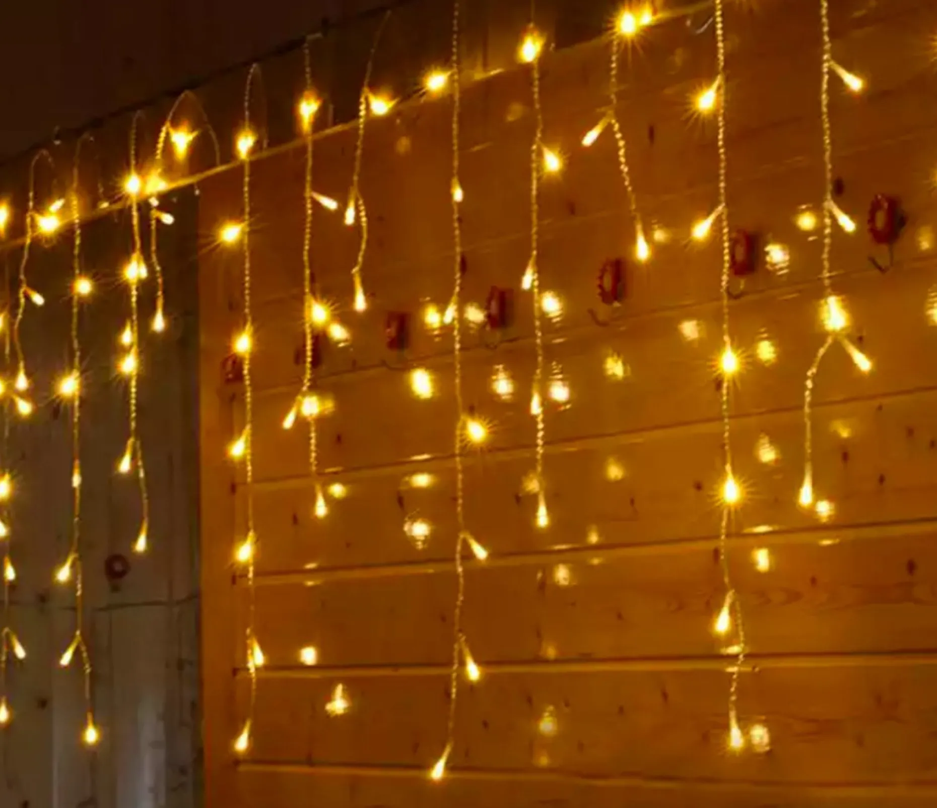 X-mas Shine Lichtgordijnen^Ijspegel Verlichting Buiten - Ijspegel Kerstverlichting - Warm Wit - 4 Meter - 100 Led-Lampjes - Koppelbaar - Incl. Kerstboom Sneeuwvlokjes
