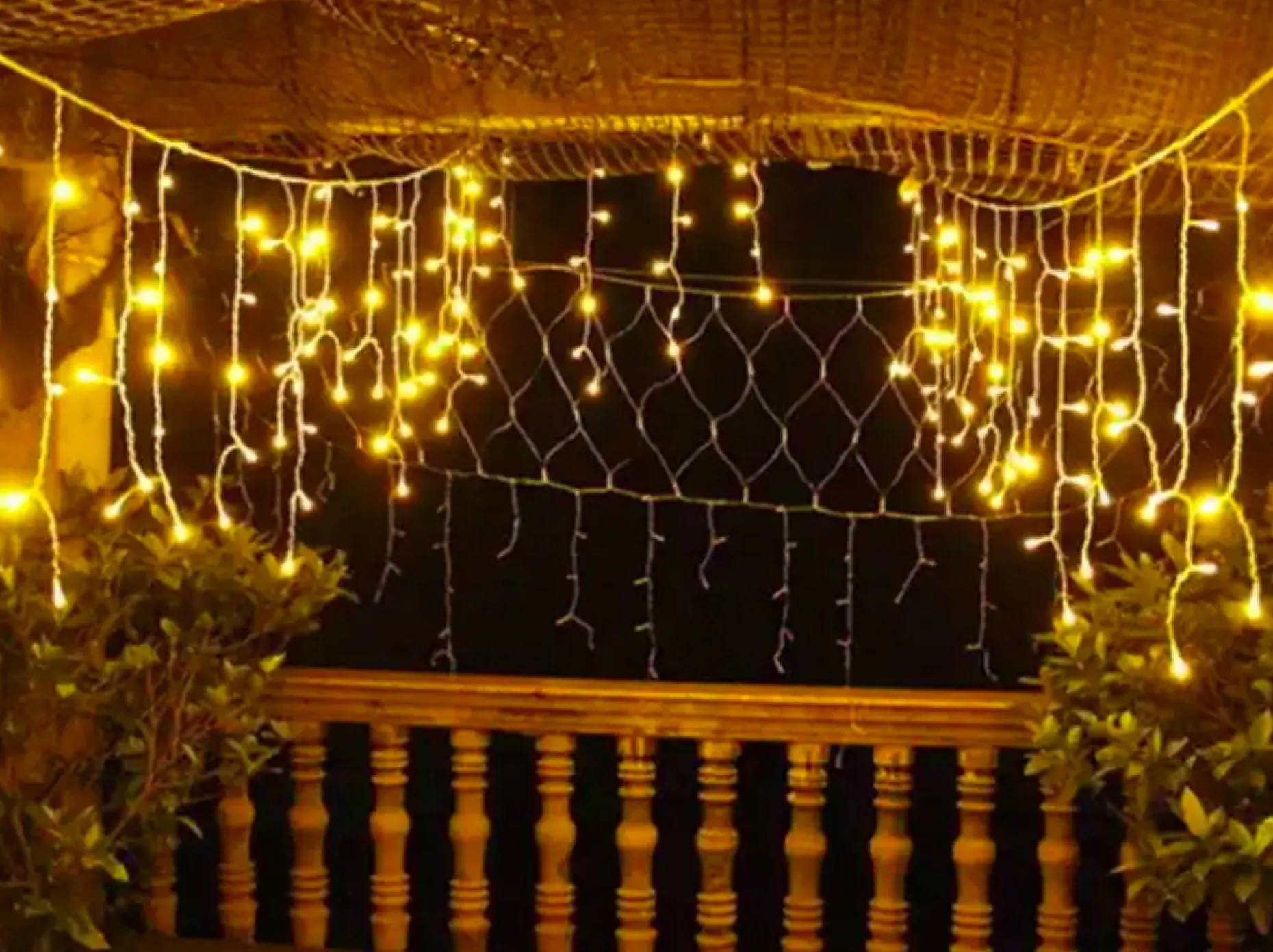 X-mas Shine Lichtgordijnen^Ijspegel Verlichting Buiten - Ijspegel Kerstverlichting - Warm Wit - 4 Meter - 100 Led-Lampjes - Koppelbaar - Incl. Kerstboom Sneeuwvlokjes