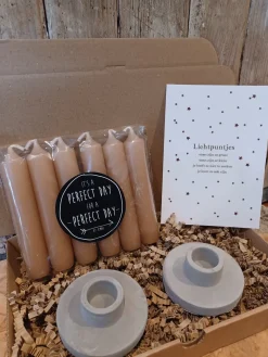 Rustik Lys-Leeff Kerstpakketten^Kaarsen-Cadeau-Geschenk-Set-Rustik Lys - Dinerkaarsen - 6 Kaarsjes - Peach - 2,1X12 Cm-5 Branduren-Leeff- Kandelaar-Casper-2 Stuks-Beton-Grijs-Lichtpuntjekerst-Kerstcadeau-Sinterklaas-Moederdag-Verjaardag-Afscheid Collega-Decembercadeau