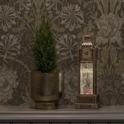 Konst Smide Verlichte Kerstfiguren^Kerstlantaarn Voor Binnen – Big Ben Met Bus En Kerstboom - Warm Wit – 38Cm - Sneeuwlantaarn - Kerstverlichting Op Usb & Batterijen Incl. Timer