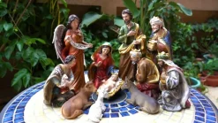 Merkloos Kerststal - 30 Cm Kerstfiguren - 11 Beeldjes - Kerstdecoratie - Maria - Jesus - Joseph - Wijze Mannen - Dieren - Bijbel - Polystone Online