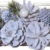 WDMT Kerststuk Kaarsenhouder - Pearl |13 X 9 X 30 Cm | Decoratieve En Goed Gevulde Kerstdecoratie Met Waxinehouder | Vervaardigd Uit Natuurlijke Materialen En Witte Details | Wit Hot