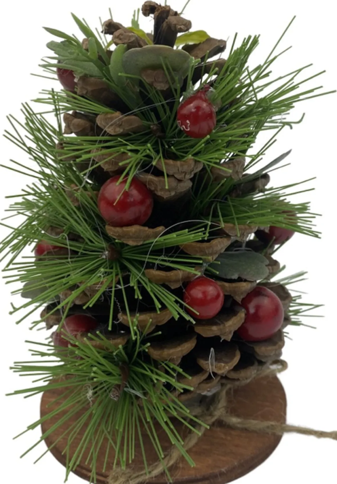 WDMT Kerststuk Op Houten Schijf - Berry | O 10 X 13 Cm | Decoratief In De Hoogte Verwerkt Kerststuk Op Houten Staander Met Dennenappels En Bessen | Groen Sale