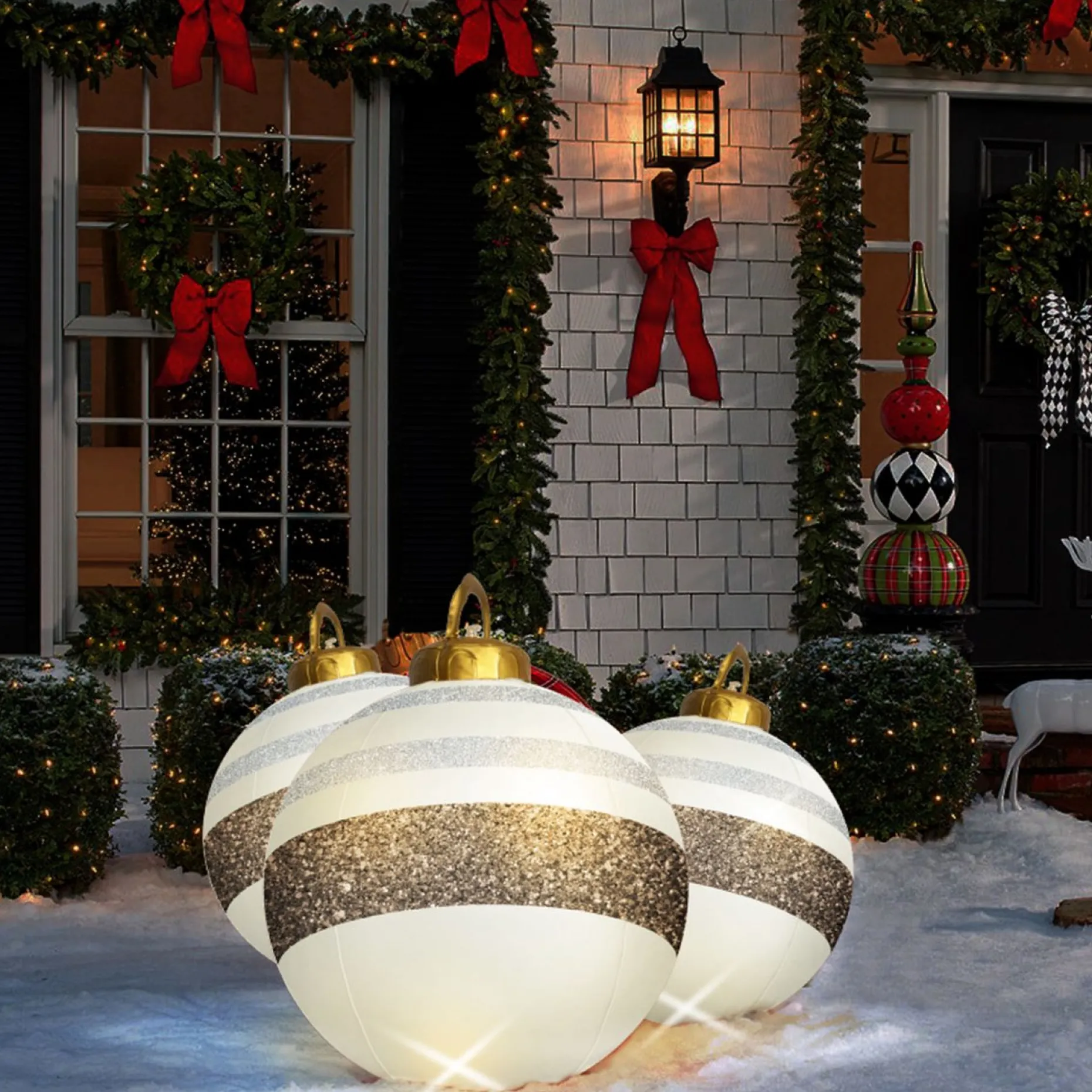 Family Christmas Verlichte Kerstfiguren^Kerstverlichting Buiten Op Batterijen - Opblaasbare Reuze Kerstbal Verlicht 60 Cm - Wit/Bruin - Rgb Kleuren + Afstandsbediening