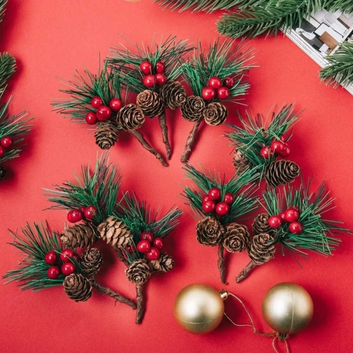 KIARA 20 Stuks Kleine Kunstmatige Dennentakken Met Bessen En Dennenappels Ideaal Voor Kerstdecoratie Kerstdecoratie Adventsdecoratie Buiten Binnen Zelf Maken Knutselen Adventkrans Advent Tafeldecoratie Store
