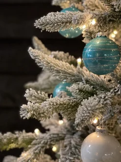 KJ Kunstkerstbomen Kunstkerstbomen^ - Flock De Luxe Besneeuwde Kunstkerstboom - 180 Cm - Met Inclusief Led Verlichting 350 Led-Lampjes – 988 Pe En Pvc Takken