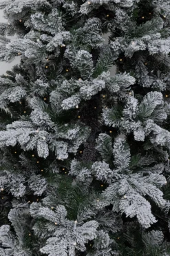 KJ Kunstkerstbomen Kunstkerstbomen^ – Spitsbergen Flock De Luxe Besneeuwde Kunstkerstboom - 240 Cm - Met Inclusief Led Verlichting 570 Led-Lampjes – 2351 Pe En Pvc Takken