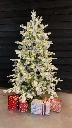 KJ Kunstkerstbomen Kunstkerstbomen^ – Spitsbergen Flock De Luxe Besneeuwde Kunstkerstboom - 240 Cm - Met Inclusief Led Verlichting 570 Led-Lampjes – 2351 Pe En Pvc Takken