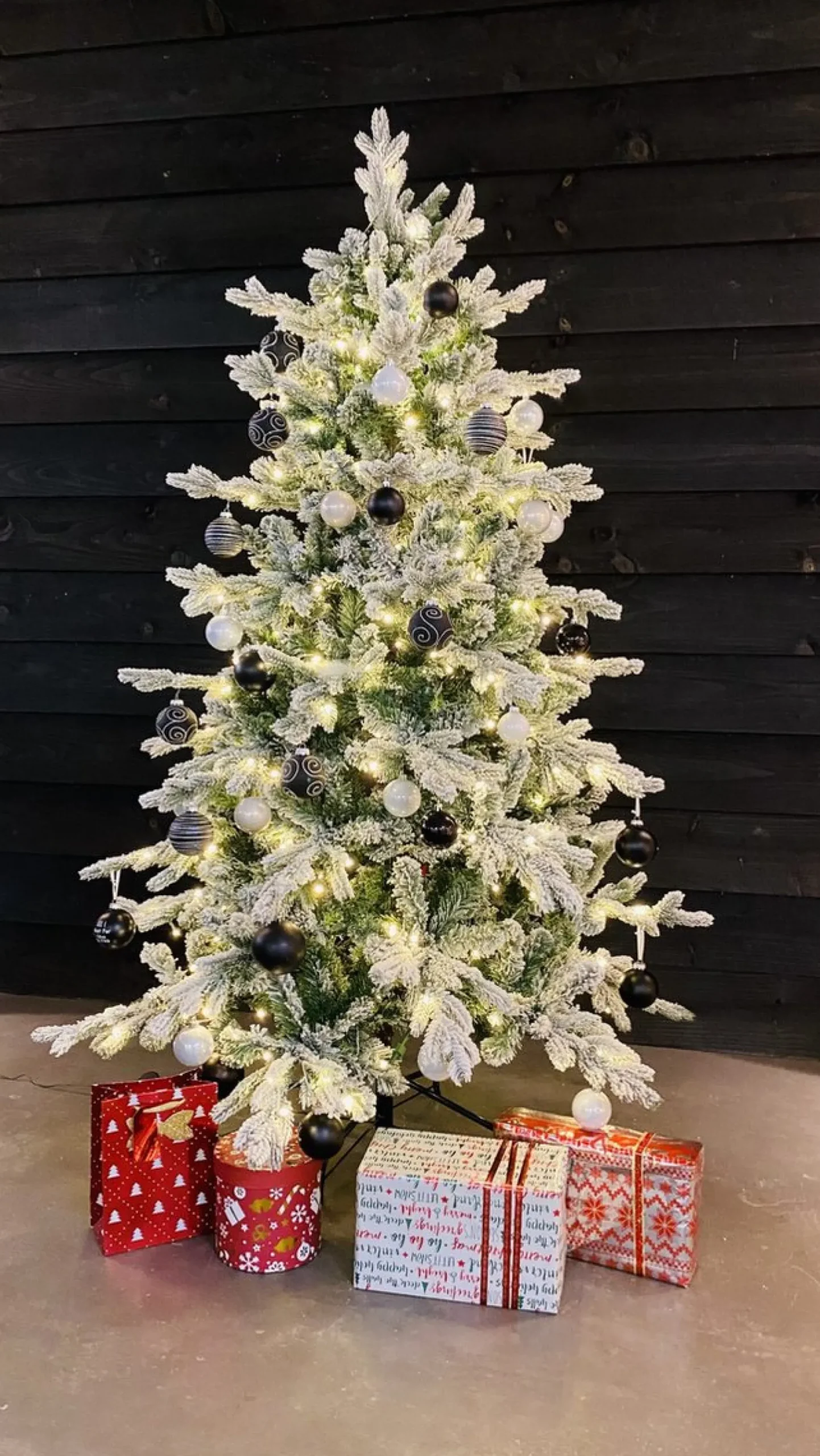 KJ Kunstkerstbomen Kunstkerstbomen^ – Spitsbergen Flock De Luxe Besneeuwde Kunstkerstboom - 240 Cm - Met Inclusief Led Verlichting 570 Led-Lampjes – 2351 Pe En Pvc Takken
