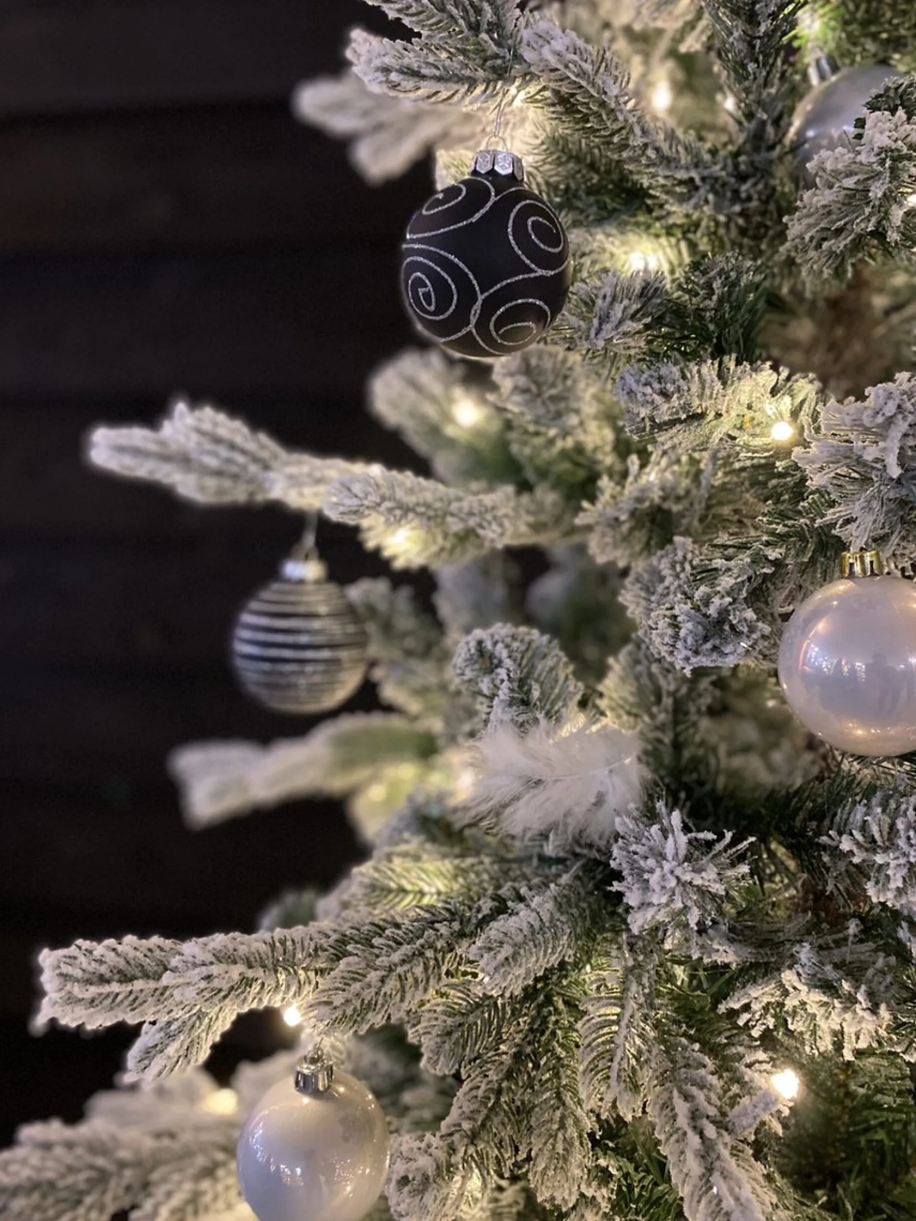 KJ Kunstkerstbomen Kunstkerstbomen^ – Spitsbergen Flock De Luxe Besneeuwde Kunstkerstboom - 240 Cm - Met Inclusief Led Verlichting 570 Led-Lampjes – 2351 Pe En Pvc Takken