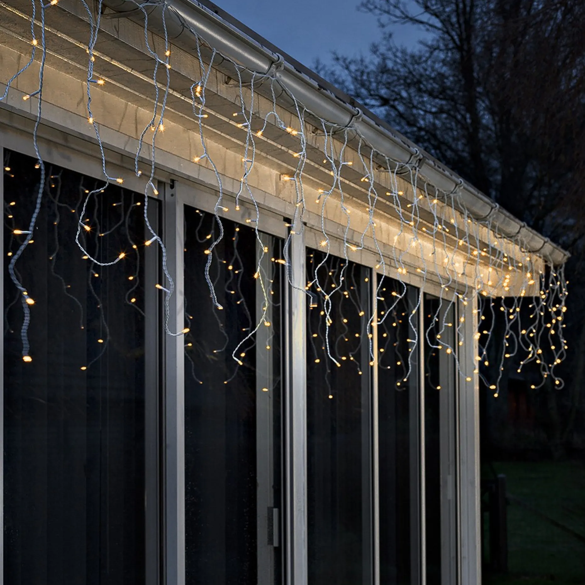 Konst Smide Kerstlichtsnoeren^Konstsmide 2733 - Snoerverlichting - 200 Lamps Micro Led Iciclesnoer - 630 Cm - 24V - Voor Buiten - Warmwit