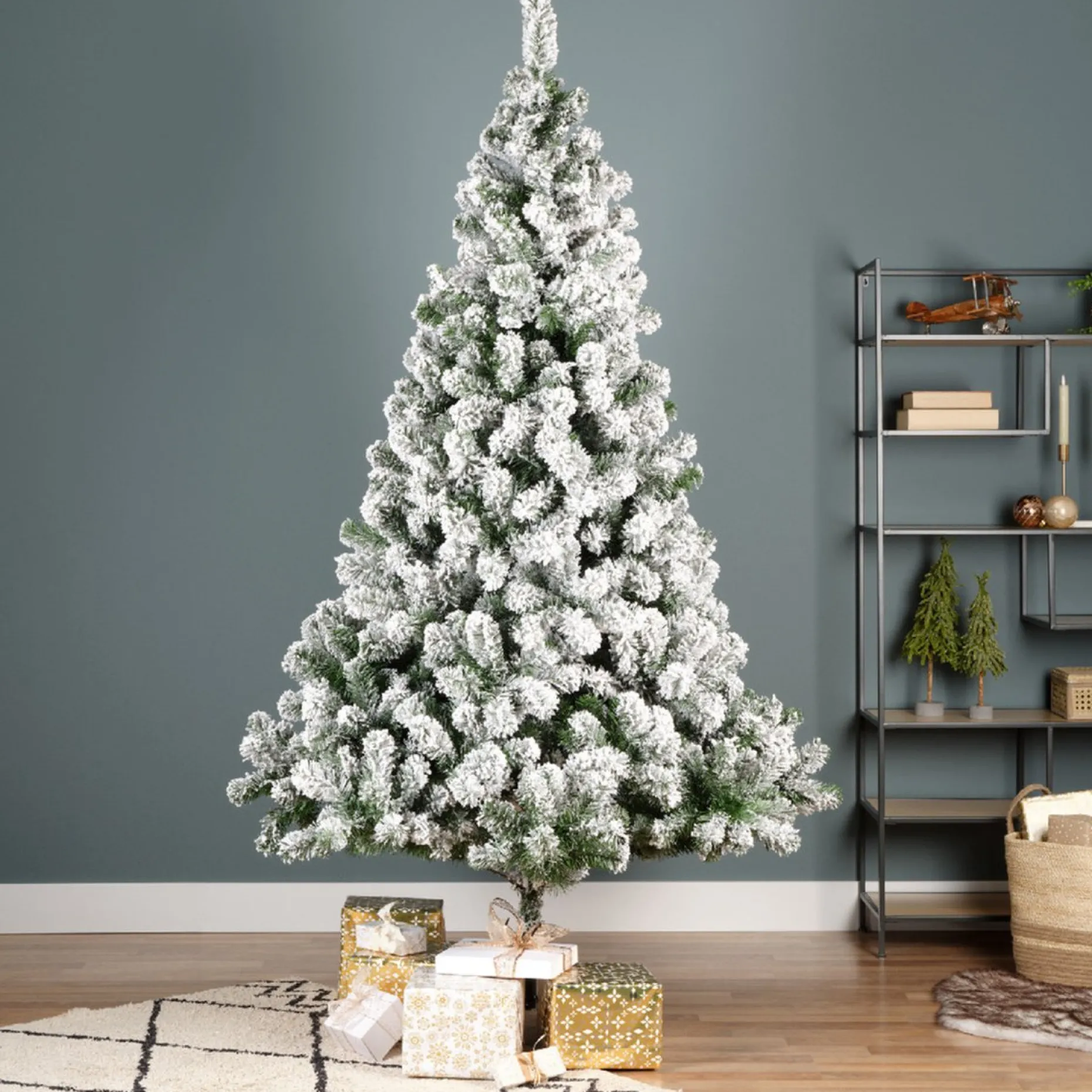 Everlands Kunstkerstbomen^Kunst Kerstboom Imperial Pine - 980 Tips - Met Sneeuw - 240 Cm