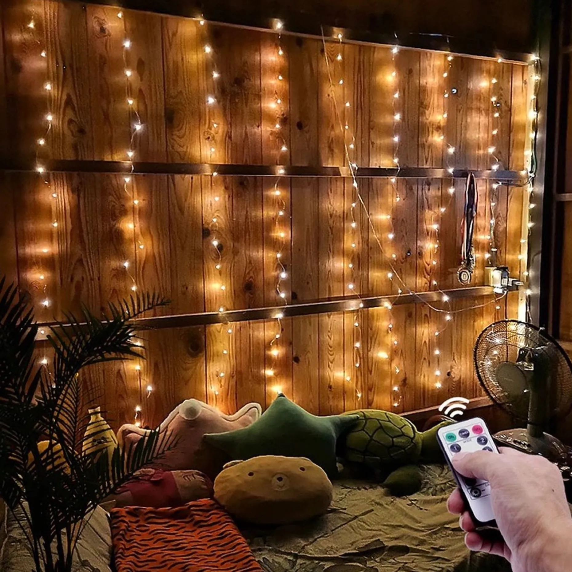 ‘Merkloos’’ Lichtgordijnen^Led Lichtgordijn Sfeerverlichting - Incl. Batterijen, Afstandsbediening En Spijkertjes - 3X3 Meter - Warm Wit - Sfeerverlichting Voor Binnen En Buiten - 300 Leds