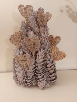 Juuls Gift Shop (merkloos) Leuke Boom Van Mooie Lange Dennenappels Whitewash Met Rieten Hartjes En Gekleurde Lichtjes 45Cm Hoog 25Cm Breed Outlet