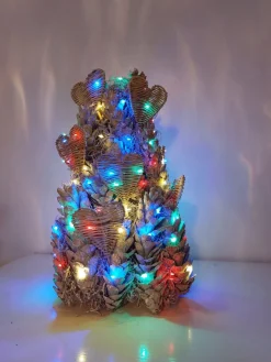 Juuls Gift Shop (merkloos) Leuke Boom Van Mooie Lange Dennenappels Whitewash Met Rieten Hartjes En Gekleurde Lichtjes 45Cm Hoog 25Cm Breed Outlet