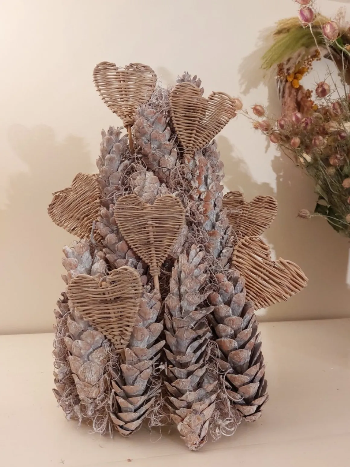 Juuls Gift Shop (merkloos) Leuke Boom Van Mooie Lange Dennenappels Whitewash Met Rieten Hartjes En Gekleurde Lichtjes 45Cm Hoog 25Cm Breed Outlet