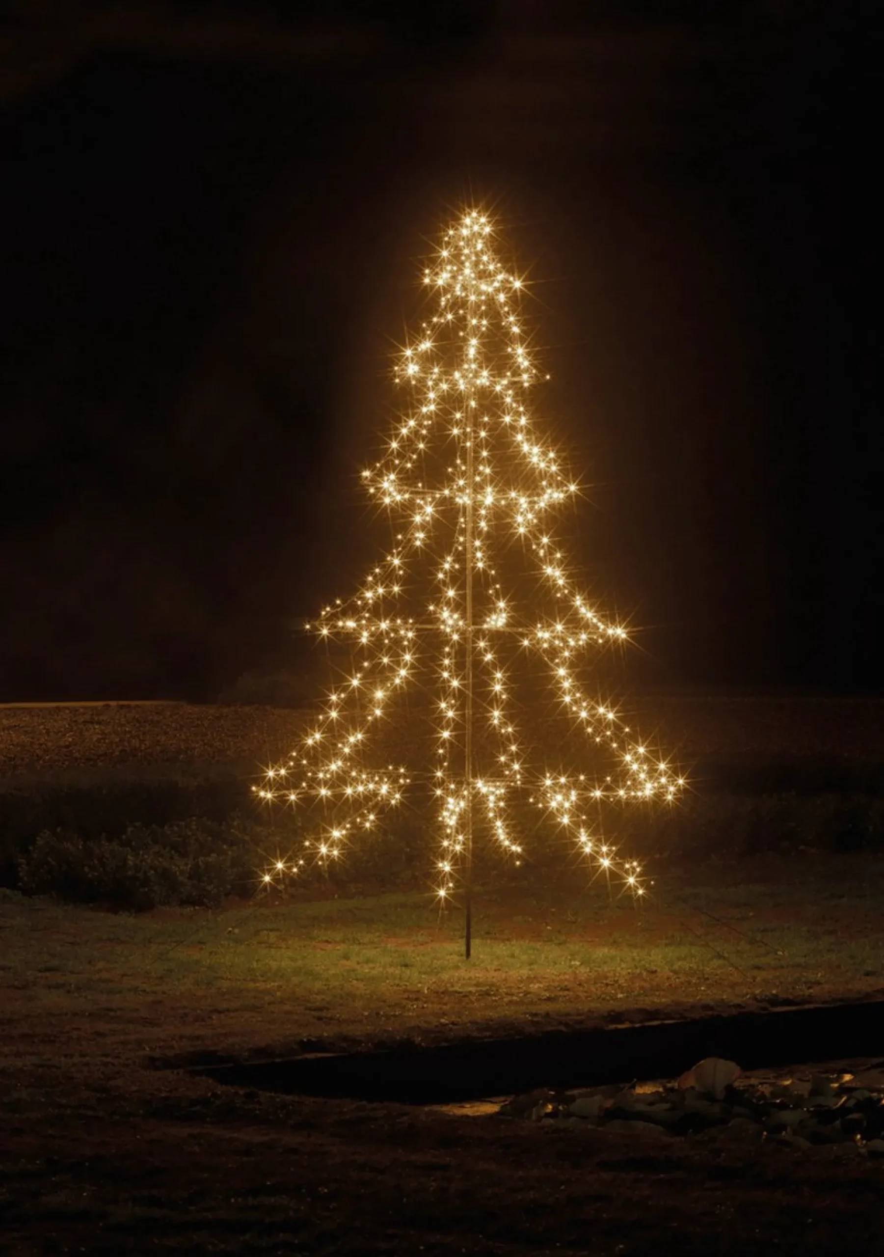 Merkloos Verlichte Kerstfiguren^Lumineo Kerstboom Vorm - Led Warmwit Buitenverlichting - Vrijstaand - 300Cm