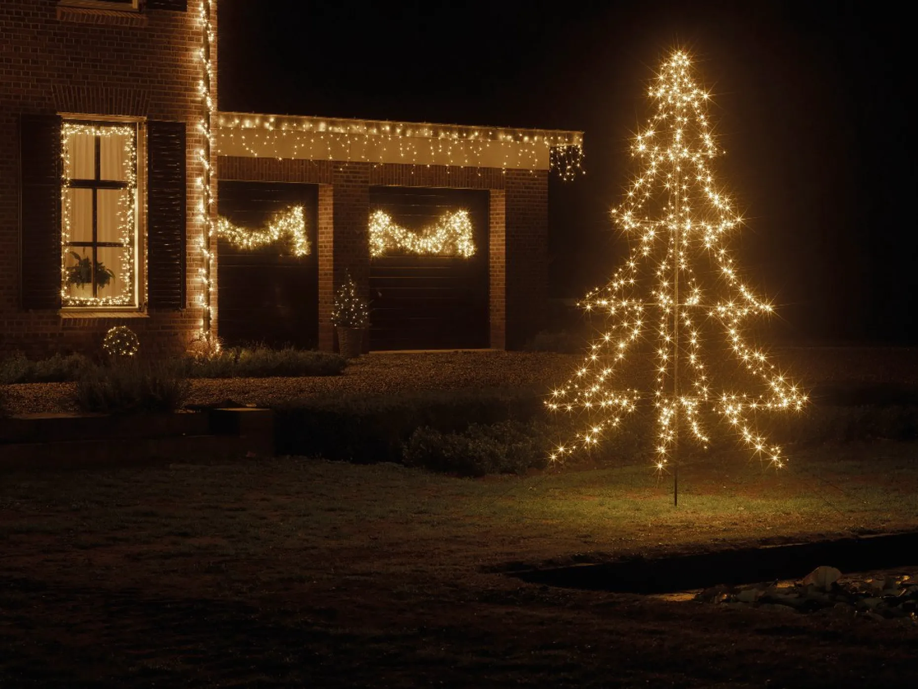 Merkloos Verlichte Kerstfiguren^Lumineo Kerstboom Vorm - Led Warmwit Buitenverlichting - Vrijstaand - 300Cm