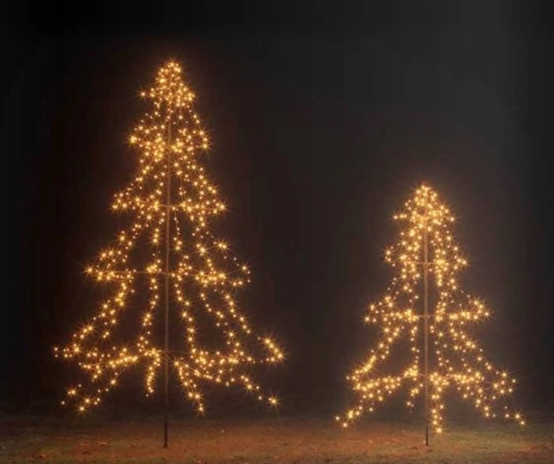 Merkloos Verlichte Kerstfiguren^Lumineo Kerstboom Vorm - Led Warmwit Buitenverlichting - Vrijstaand - 300Cm