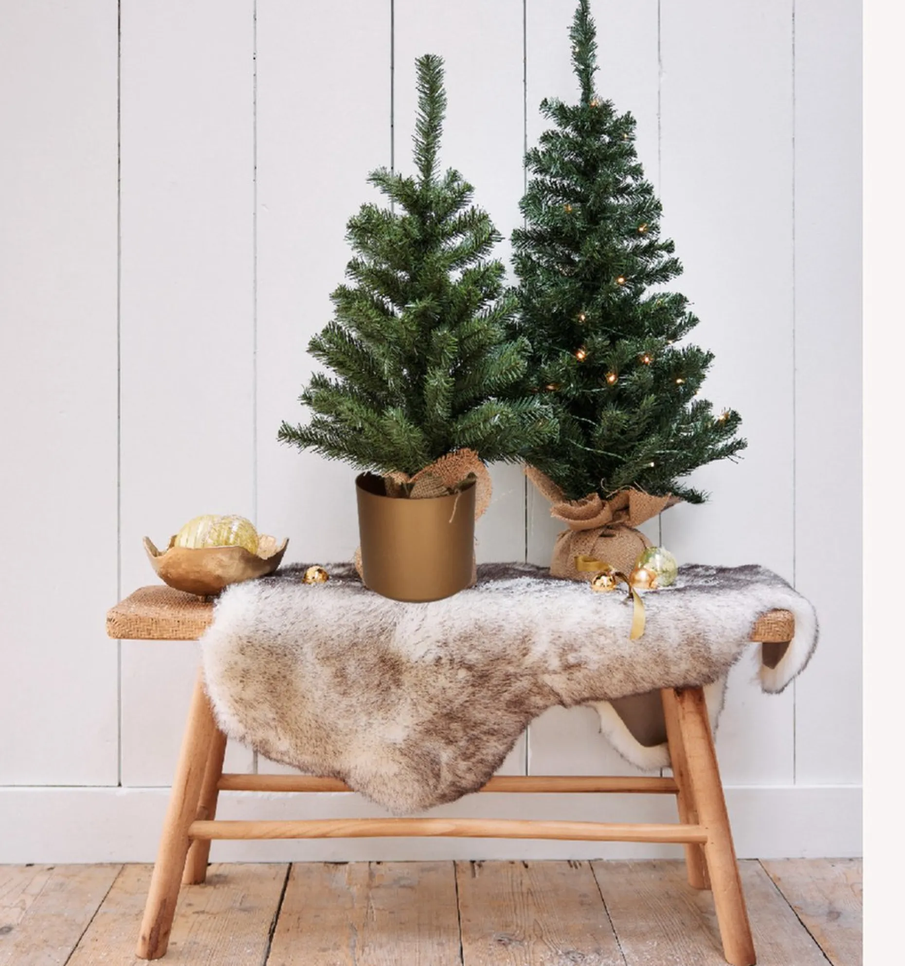 Everlands Kunstkerstbomen^Mini Kerstboom Groen - In Gouden Kunststof Pot - 60 Cm - Kunstboom