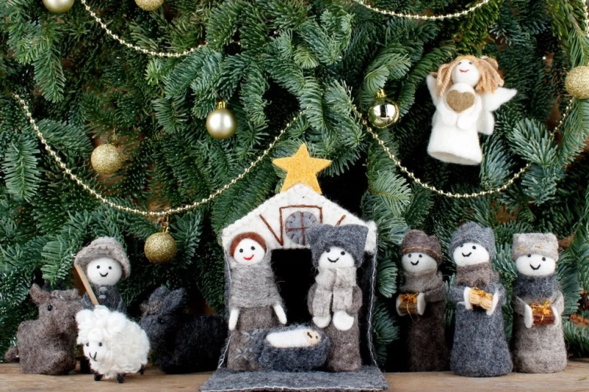 Sjaal met een Verhaal Mini Kerstgroepje Van Vilt - Grijs-Naturel - Stal 17X17 Cm - 12 Dlg Best