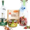 Pineut Kerstpakketten^ ® Borrelplank Pakket Tapas – Borrelpakket Culinair – Focaccia, Tapenade, Vinaigrette & Waterkaraf – Verwenbox Borrel – Geschenkpakket Borrelhapjes - Gezellig Genieten