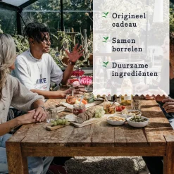 Pineut Kerstpakketten^ ® Borrelplank Pakket Tapas – Borrelpakket Culinair – Focaccia, Tapenade, Vinaigrette & Waterkaraf – Verwenbox Borrel – Geschenkpakket Borrelhapjes - Gezellig Genieten