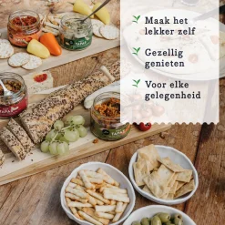 Pineut Kerstpakketten^ ® Borrelplank Pakket Tapas – Borrelpakket Culinair – Focaccia, Tapenade, Vinaigrette & Waterkaraf – Verwenbox Borrel – Geschenkpakket Borrelhapjes - Gezellig Genieten