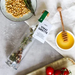 Pineut Kerstpakketten^ ® Borrelplank Pakket Tapas – Borrelpakket Culinair – Focaccia, Tapenade, Vinaigrette & Waterkaraf – Verwenbox Borrel – Geschenkpakket Borrelhapjes - Gezellig Genieten
