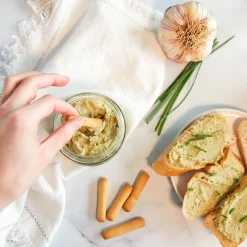 Pineut Kerstpakketten^ ® Borrelplank Pakket Tapas – Borrelpakket Culinair – Focaccia, Tapenade, Vinaigrette & Waterkaraf – Verwenbox Borrel – Geschenkpakket Borrelhapjes - Gezellig Genieten