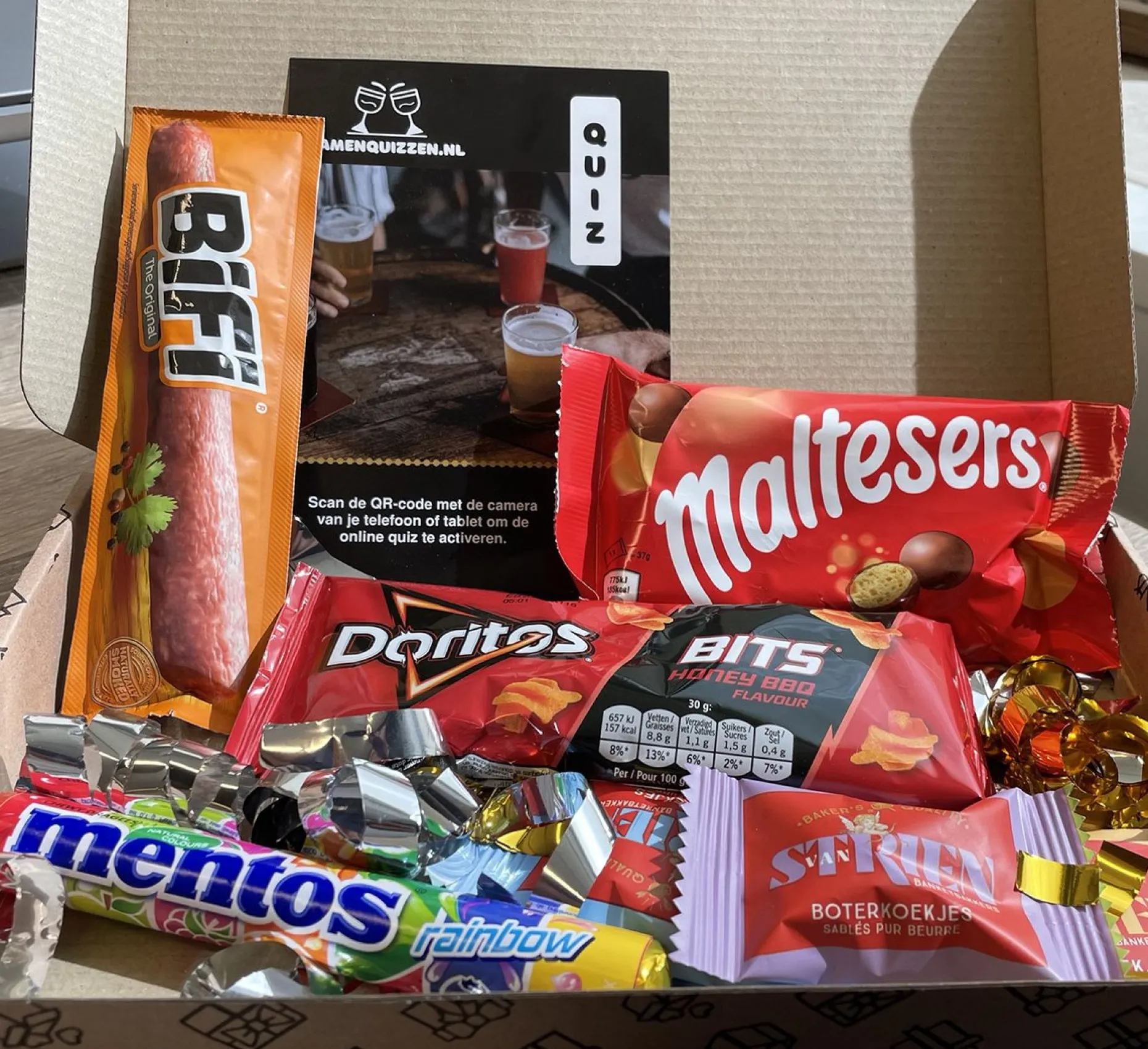 Samenquizzen Kerstpakketten^Pubquiz Brievenbus Cadeaupakket - Kerstpakket - Klein Cadeau - Kerstpakket - Brievenbus Bedankje Personeel - Verjaardagscadeau - Cadeau Voor Mannen - Cadeautje Voor Vrouwen - Brievenbuscadeau - Attentie