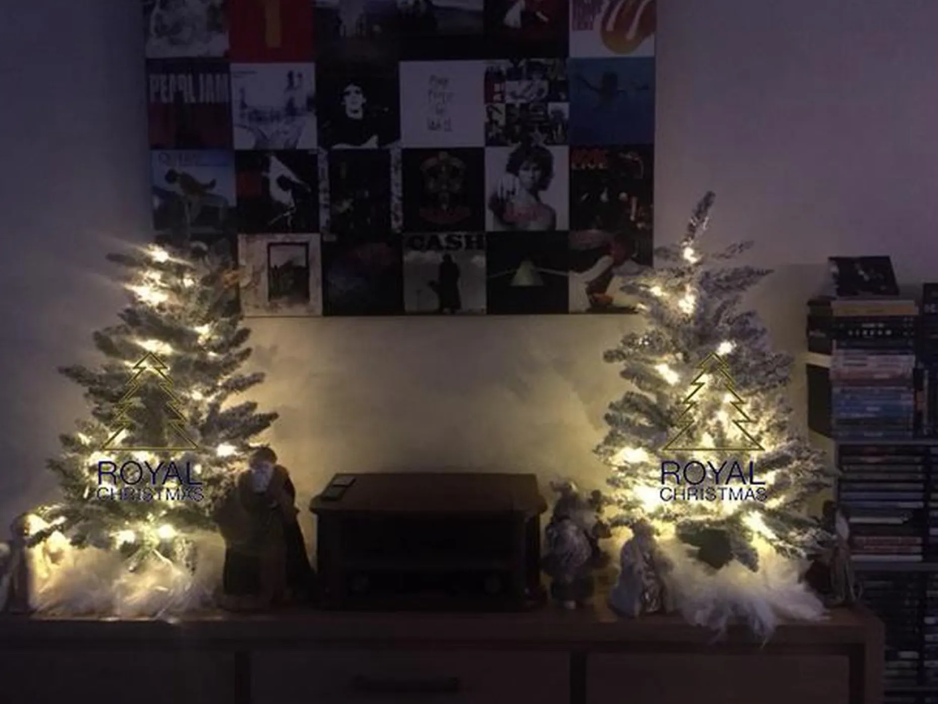 Royal Christmas Kunstkerstbomen^ - Flock / Sneeuw Kunstkerstboom In Plastic Pot - Lengte 105 Cm - Met Warm Led Batterij Verlichting - Met Sneeuw - 122 Takken