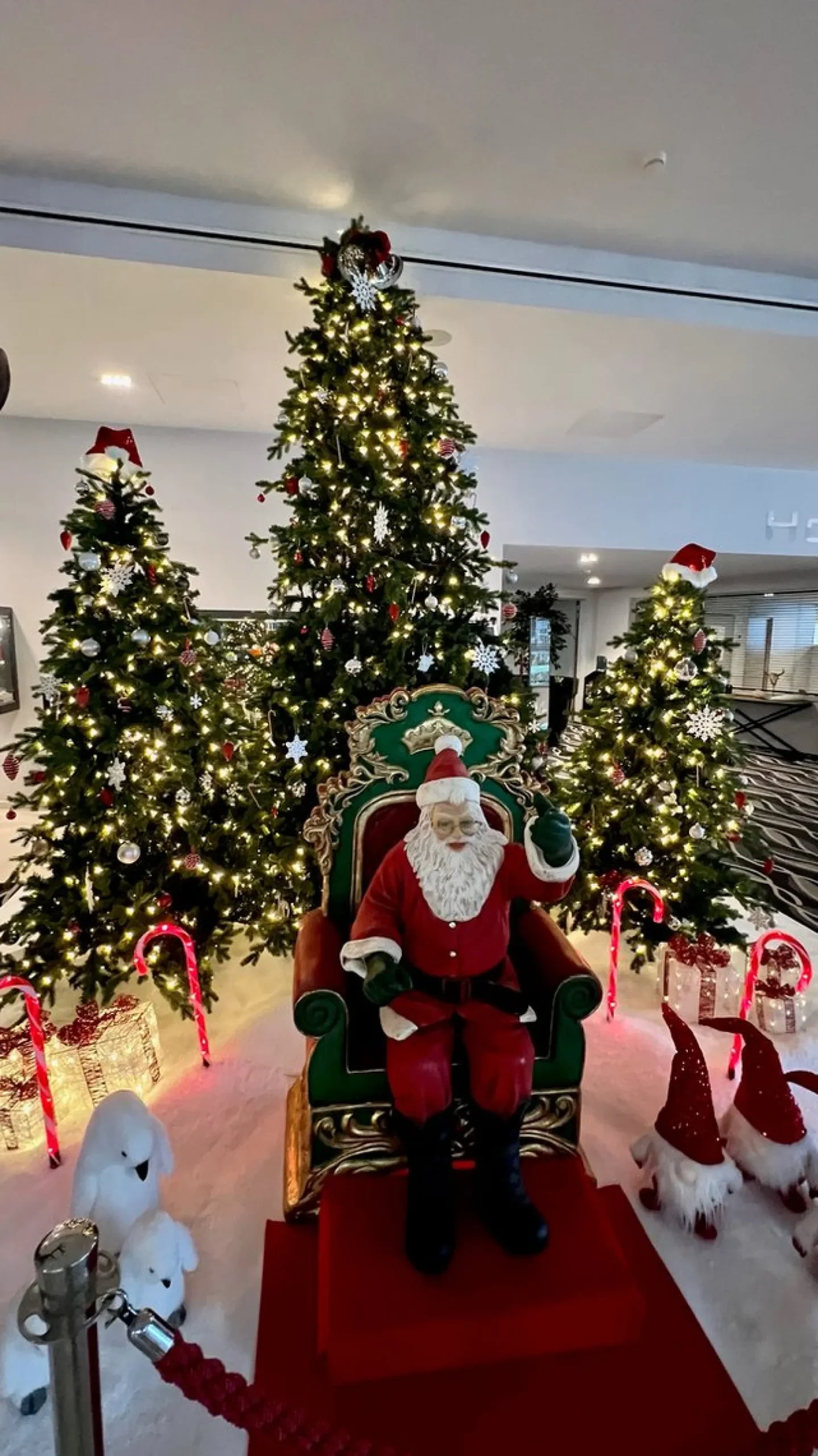 Royal Christmas Kunstkerstbomen^ - Kunstkerstboom - Spitsbergen Groen Met Led-Verlichting - Inclusief Smart Adapter 240 Cm