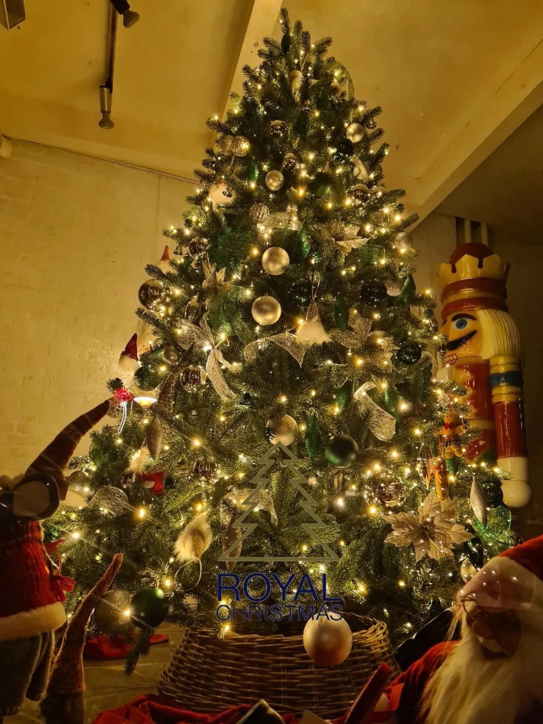 Royal Christmas Kunstkerstbomen^ - Kunstkerstboom - Hawaii Abies Nordmann Deluxe 100% Pe - Met 700 Warm Led Lampjes - Snelle Opbouw - Hoogte 240 Cm