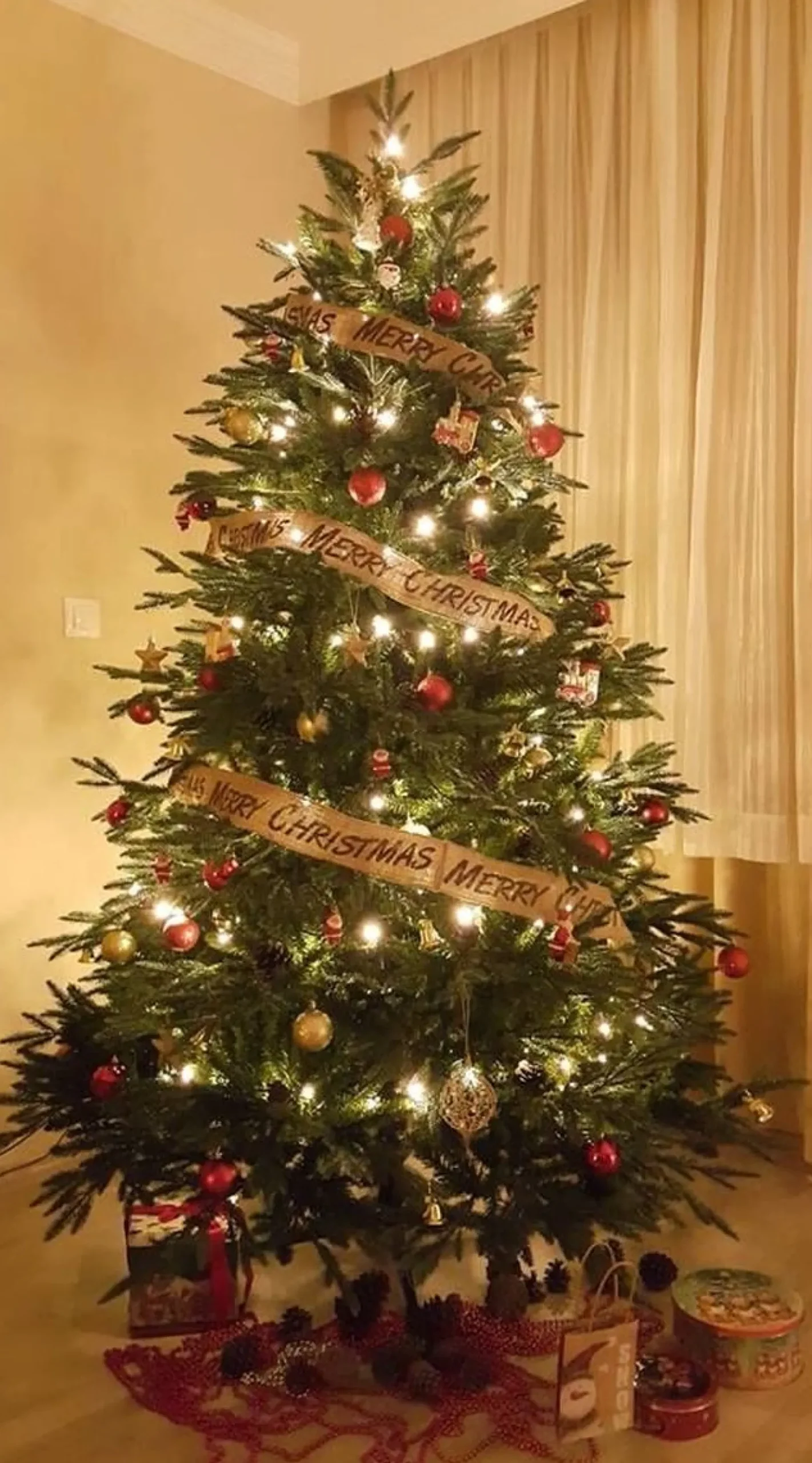 Royal Christmas Kunstkerstbomen^ - Kunstkerstboom - Delaware Pe / Pvc Deluxe - 700 Led Lampjes - 240 Cm - 5817 Takken - Groen