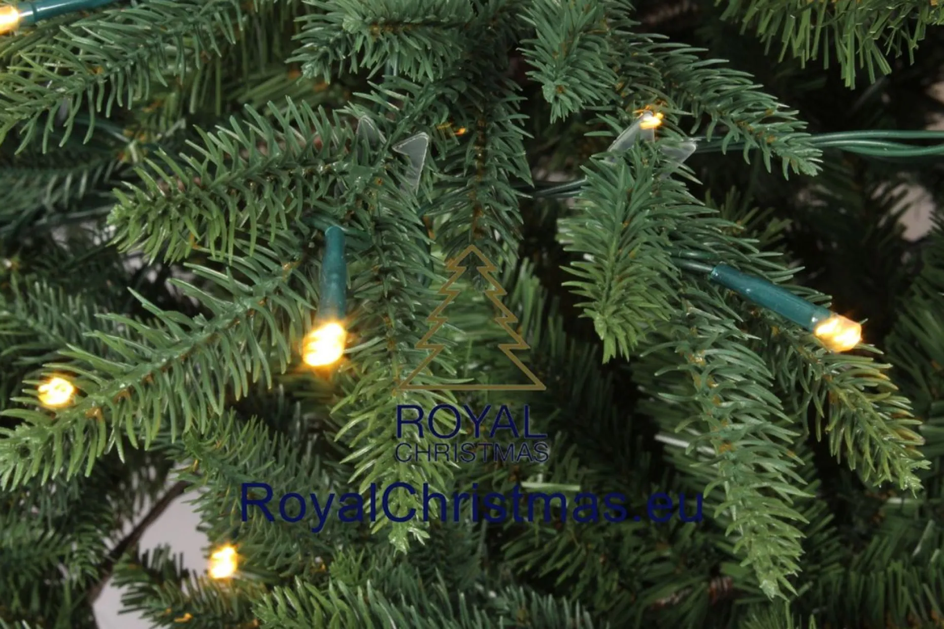 Royal Christmas Kunstkerstbomen^ - Kunstkerstboom - Delaware Pe / Pvc Deluxe - 700 Led Lampjes - 240 Cm - 5817 Takken - Groen
